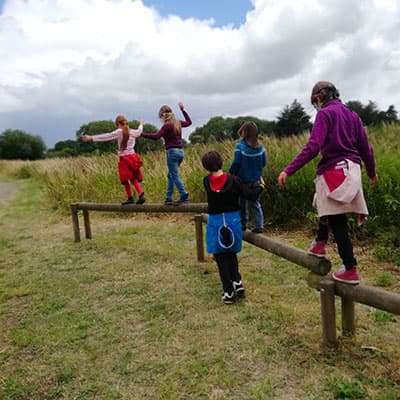 Enfants marchant sur une poutre